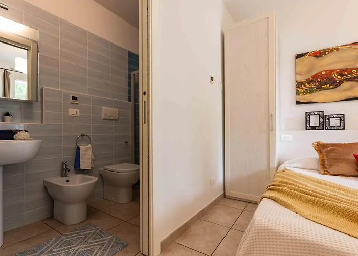 Cozy With A Fenced Garden And Fireplace