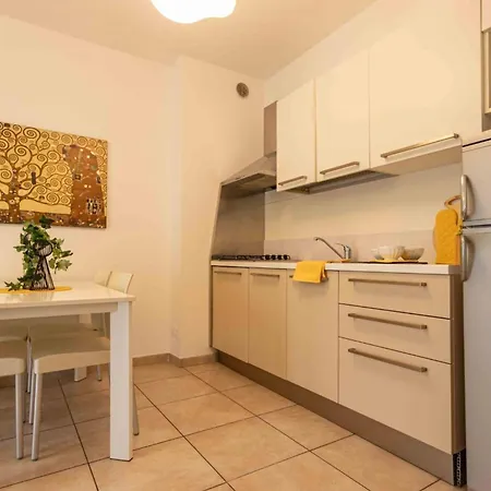 Cozy With A Fenced Garden And Fireplace Apartment