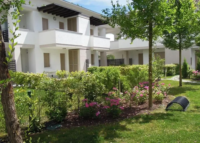 Апартаменти Cozy With A Fenced Garden And Fireplace